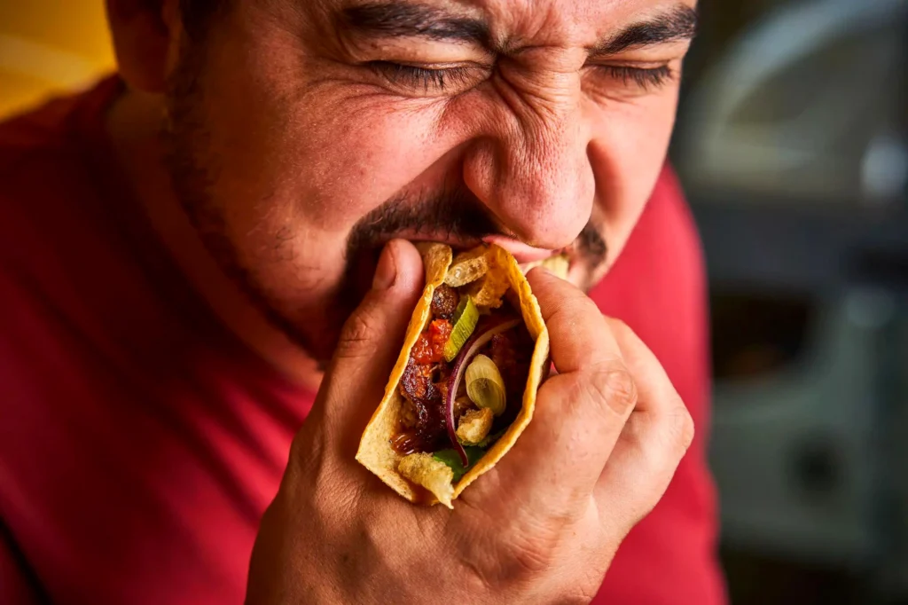 Dégustation d'un taco au restaurant mexicain Gomex Cantina