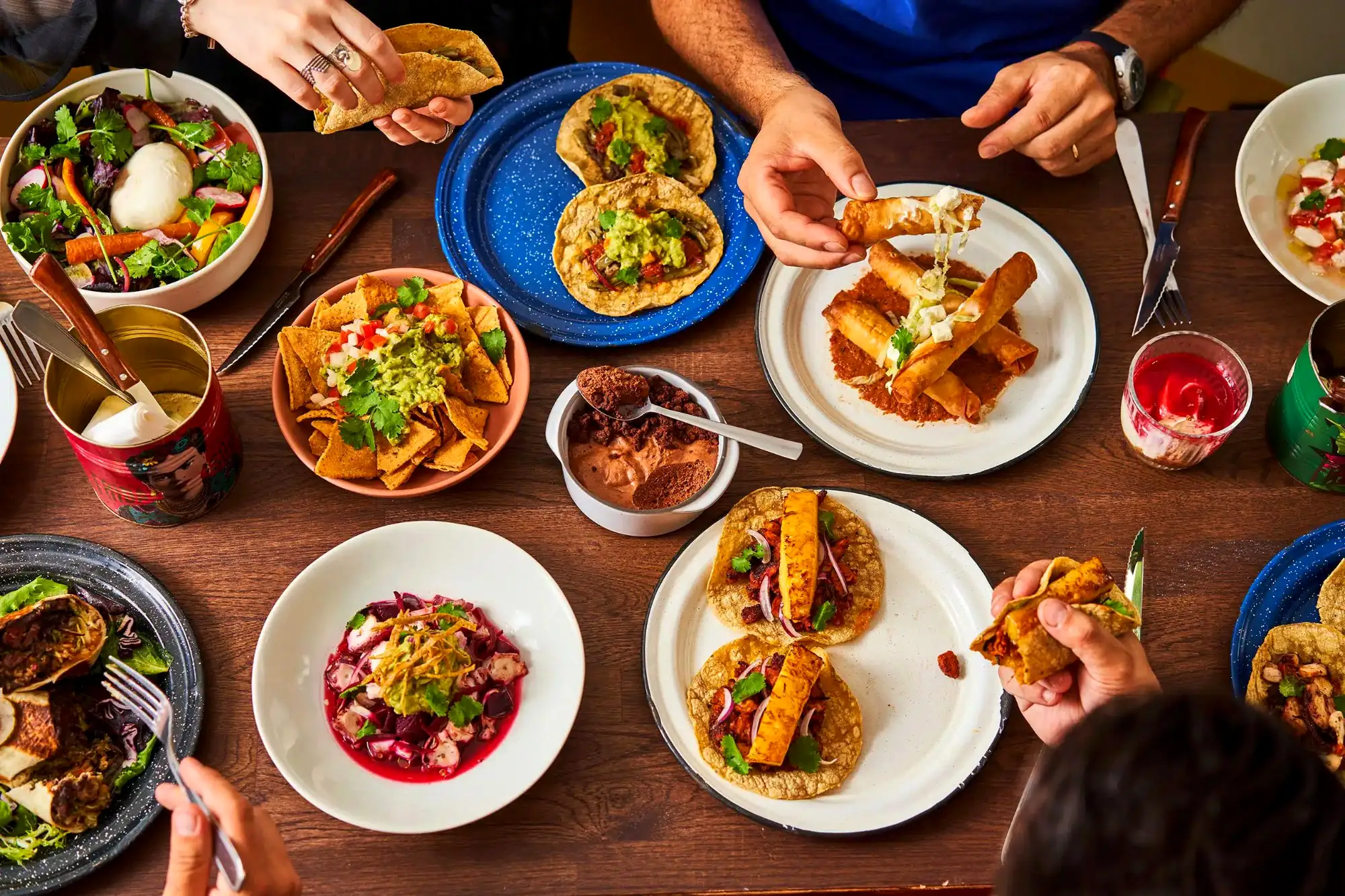 Table de partage plats mexicains tacos nachos ceviche Lyon