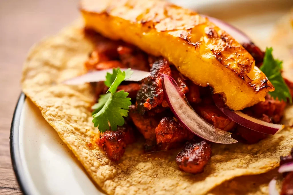 Taco al pastor ananas grillé oignons rouges – cuisine mexicaine Lyon